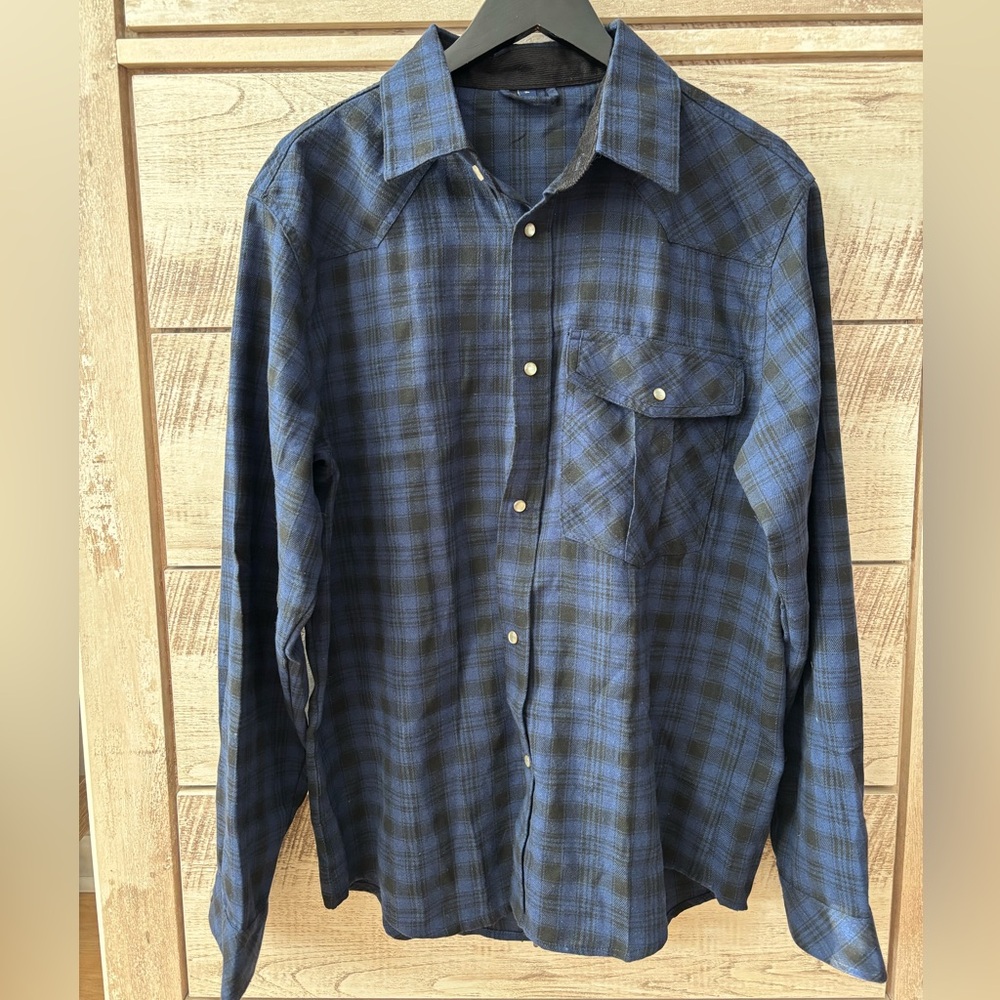 NWOT
Men's plaid button up shirt